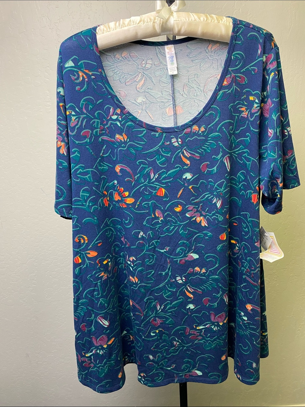 Women’s Scoop Neck Floral Tee - Navy Blue